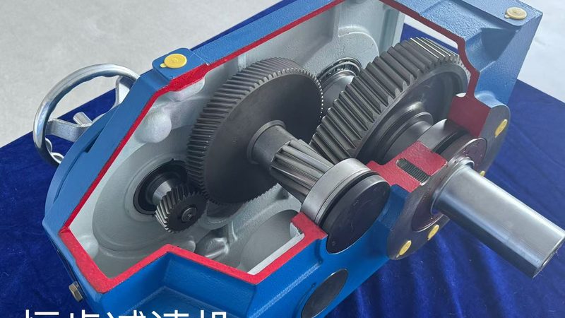 在选取轴承公差等级时，需要考虑以下因素：